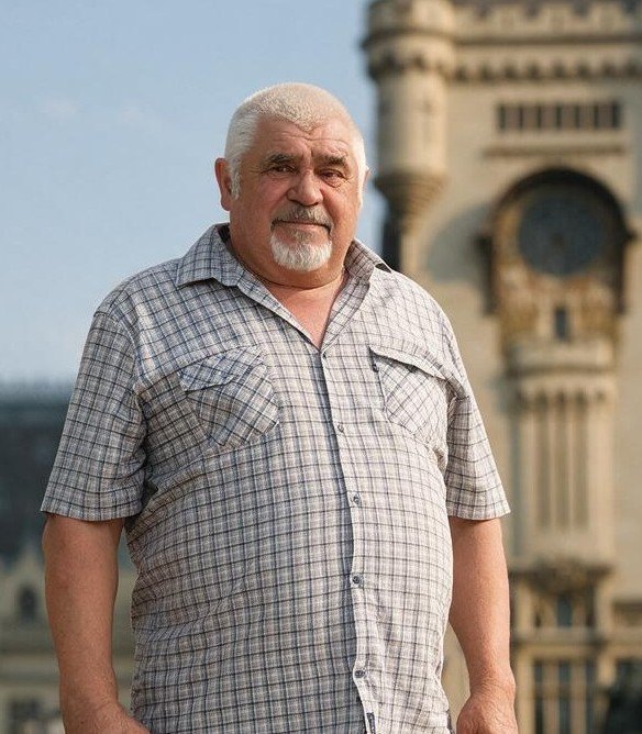 Ing. Gheorghe Costan, diriginte de șantier și responsabil tehnic cu execuția, în fața Palatului Culturii din Iași